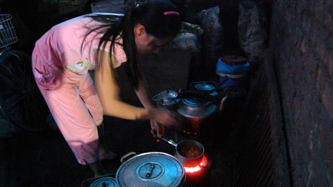 Đắng lòng những bữa cơm “ăn cho khỏi chết”