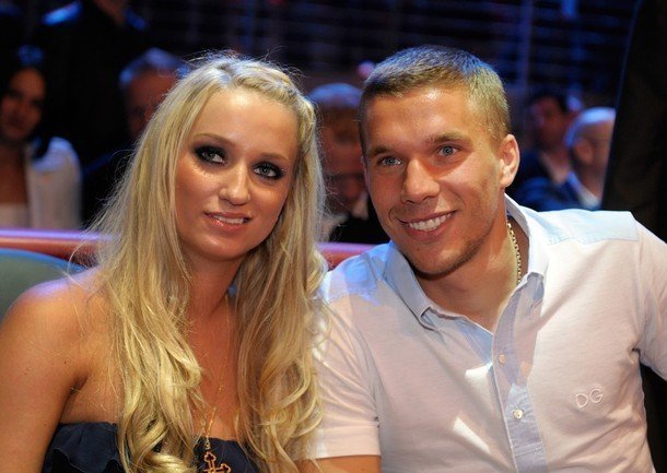 Cô nàng tóc vàng quyến rũ của Podolski