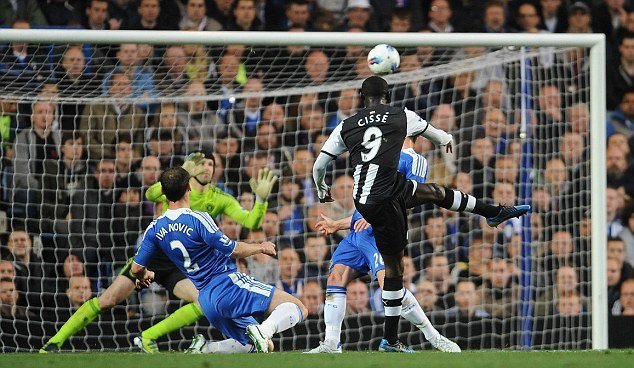 Cisse kéo sập pháo đài Stamford Bridge
