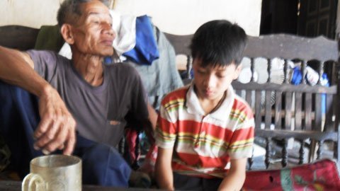 Ông già buồn tủi, lủi thủi nuôi cháu chăm con
