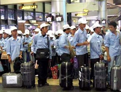 Phí cao đè cổ, lao động rủ nhau bỏ trốn