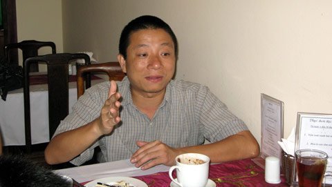 Trò chuyện với bố nuôi cậu bé 9 tuổi không đến trường