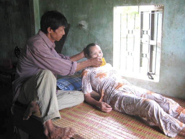 Xót lòng 10 năm nuôi vợ bệnh và 3 con điên
