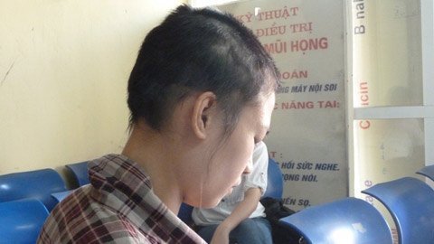 Kinh hoàng chồng 'tra tấn' dã man, cắt trụi tóc vợ vì ghen