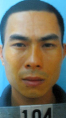 Vừa đặt lưng, phát hiện tình địch dưới gầm giường