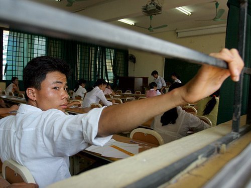 Lại nóng việc đình chỉ tuyển sinh hàng loạt trường