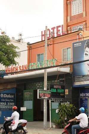 Dùng súng xông vào khách sạn cướp táo bạo