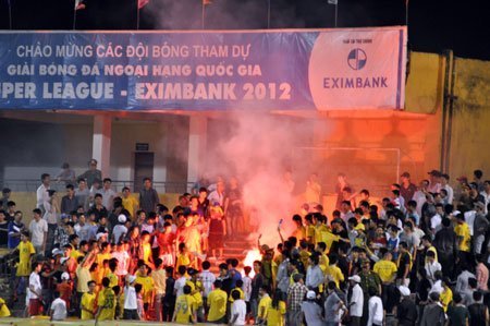 Đốt pháo sáng, Hội CĐV SLNA bị “người nhà” xử