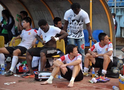 Cầu thủ V. Ninh Bình vừa đá vừa…chờ lương