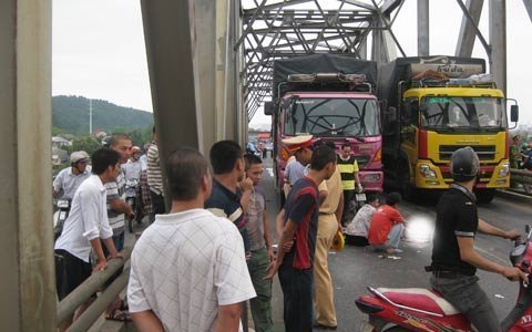 Sáng sớm đi mua bánh mì, đâm vào ôtô chết thảm