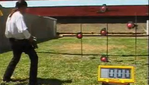 Xem tài bắn súng phong cách cao bồi miền Tây