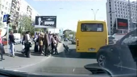 Đưa con nhỏ ra chặn xe ô tô