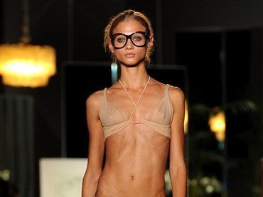 Vogue cấm cửa các siêu mẫu 'cò hương'