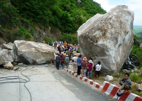 Nóng trong tuần: Tai nạn kinh hoàng ở Núi Cấm