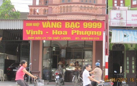 Đại gia vàng hành hung bà già bán hoa quả?