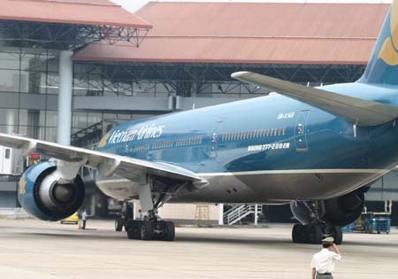 Máy bay Vietnam Airlines trục trặc khi hạ cánh