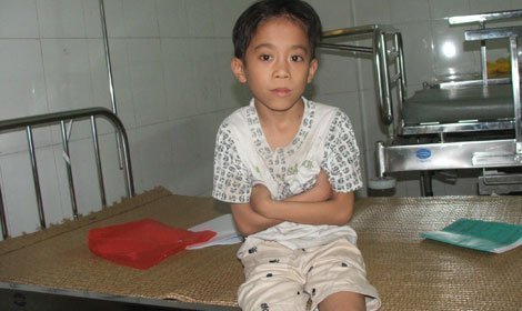 Cậu bé bệnh tim vẽ nhà của mình che bằng lá cọ…