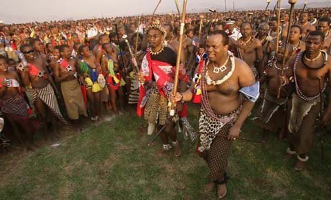 Vua nghèo châu Phi bị tố ngược đãi vợ