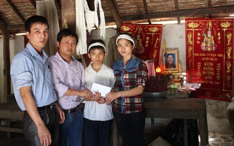 Hơn 25 triệu đồng đến với hai chị em học giỏi hiếu thảo