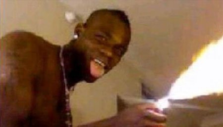 Hết thuốc chữa, Balotelli đốt lửa trong khách sạn