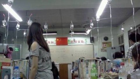 Trung Quốc: Truyền nước biển la liệt trong lớp học