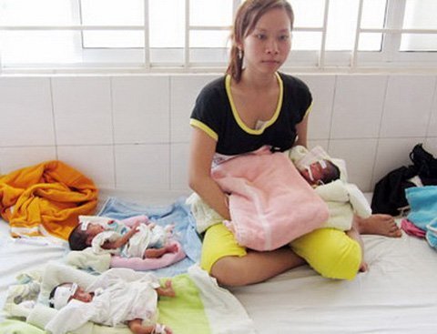 Thiếu nữ 17 tuổi sinh non 3 bé gái