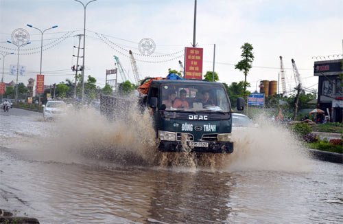 Dân Hà Nội bì bõm trên những con đường 'đau khổ’