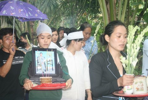 Đại tang quê nghèo sau vụ lở núi Cấm