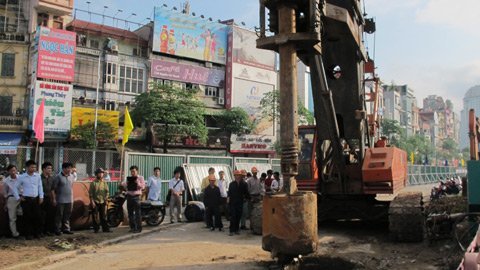 Hà Nội làm thêm cầu vượt tại 'điểm đen'