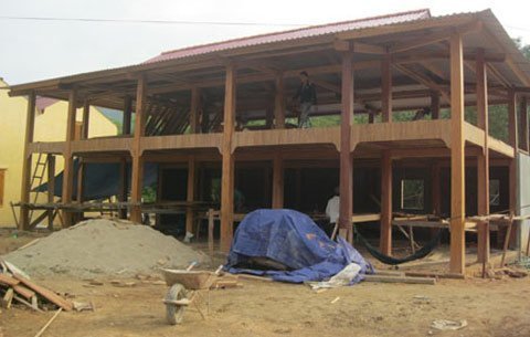 Tàn sát rừng làm nhà sàn bạc tỷ