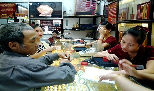 Vàng mất giá, dân đổ xô đi mua