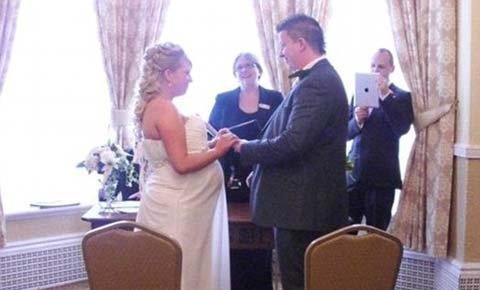 Cô dâu sinh con vào đúng ngày cưới