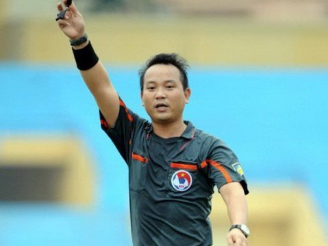 Trọng tài bẻ còi trên sân Ninh Bình đã sai
