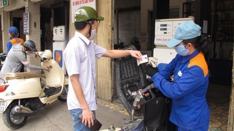 Giảm 500 đồng/lít xăng từ 10h tối 9/5