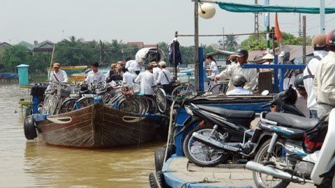 Clip xe máy 'lúc nhúc' bên trong, ngoài vắng tanh
