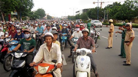 Giải cứu ùn tắc, dân thót tim băng đường