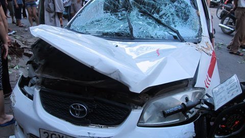 Lái xe ôm nổi hứng lái taxi gây tai nạn liên hoàn