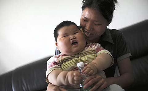 Bé 18 tháng nặng 19 kg