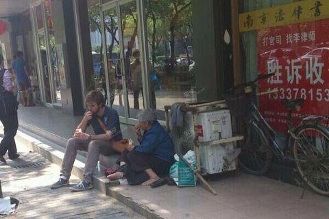 Giúp bà già ăn mày, chàng trai Mỹ gây xôn xao