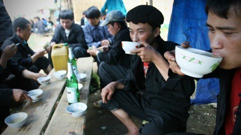 Hình ảnh 'đầu không bảo được chân' chốn chợ phiên