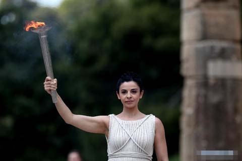 Trinh nữ 'thiên thần' Hy Lạp thắp lửa Olympic