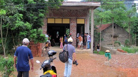 Trắng trợn xông vào nhà dân cướp gỗ sưa