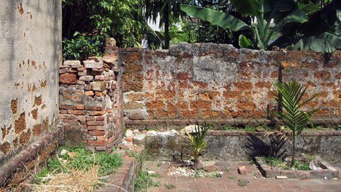 Mẹ ôm con cố thoát khỏi lưỡi dao của chồng