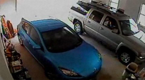 Khi phụ nữ lái ô tô vào gara