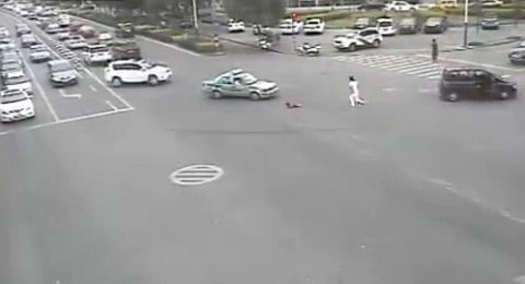 10 clip 'nóng': Rơi con vì quên chốt cửa ôtô