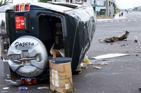 Va chạm mạnh, xe biển đỏ lăn nhiều vòng trên đường