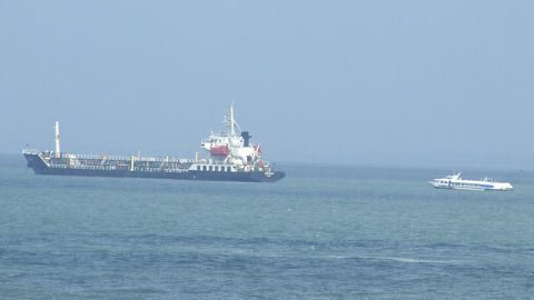 Tàu cánh ngầm va tàu dầu, 70 khách hoảng loạn