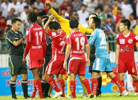 CĐV V.HP đánh trọng tài Trí, cơ quan an ninh vào cuộc?