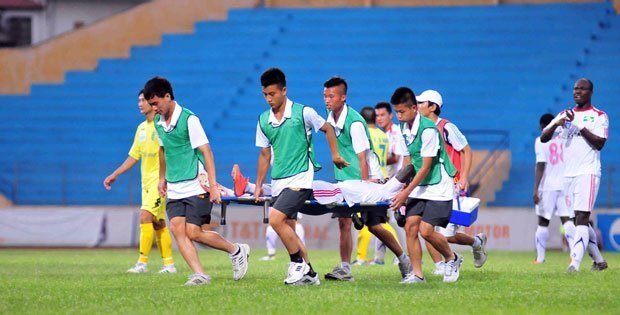 Cầu thủ thi nhau nhập viện sau trận HN.T&T-SLNA