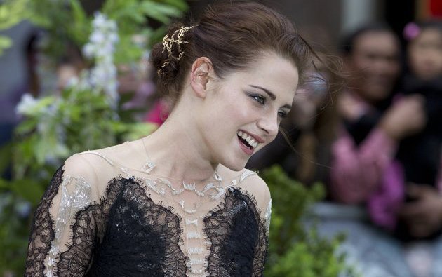 Kristen Stewart không hở mà vẫn sexy